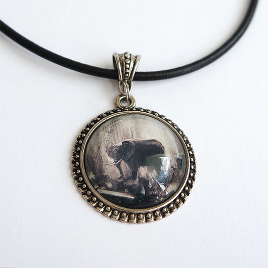 wisiory Medalion, naszyjnik - Słoń - rzemień