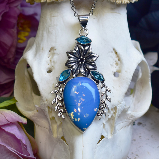 wisiory Miedziany posrebrzany roślinny wisiorek z opalem dubletowym i topazami