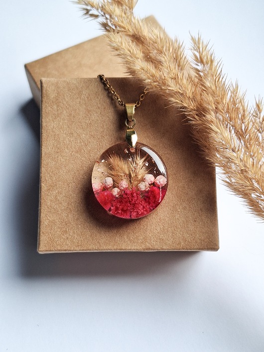 wisiory Wisiorek z żywicy z różową gipsówką