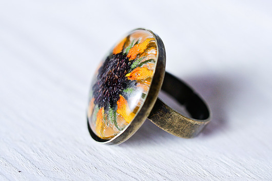 Pierścionek z żywicy z żółtym kwiatkiem So Jewelry