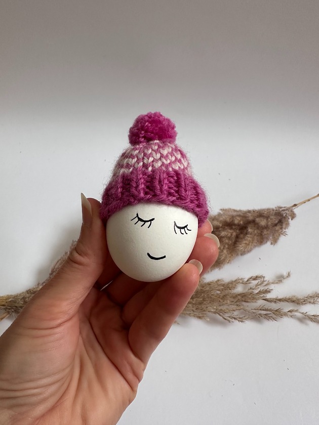 jajka wielkanocne Czapeczka z pomponem  na jajka wielkanocne  - 1 szt.