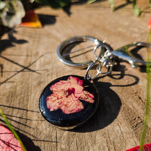 breloki Breloczek z płatkami róży