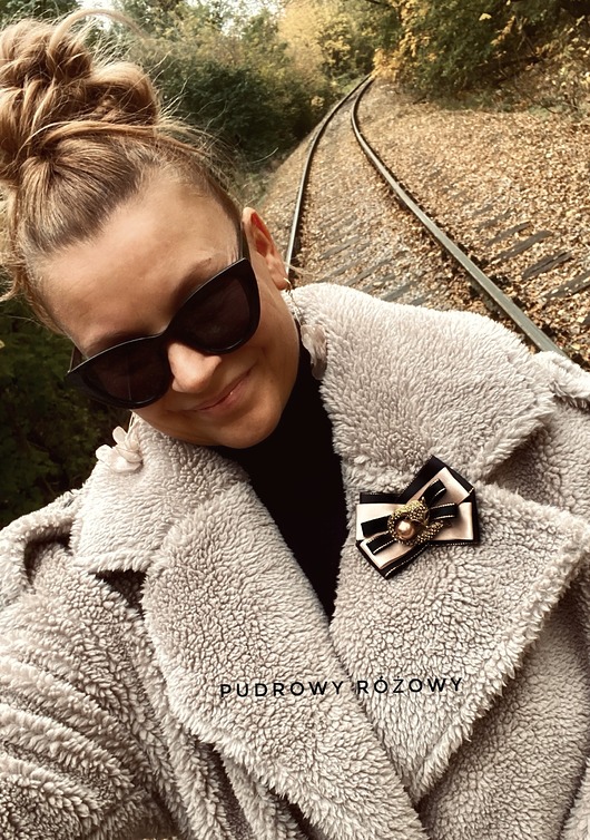 broszki Brosza z cudnym Lisem z kryształków z dużą perłą New