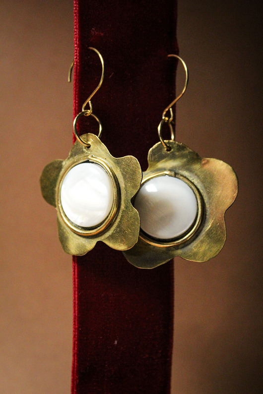 kolczyki z mosiądzu Kolczyki mosiężne "Perłowe kwiaty"