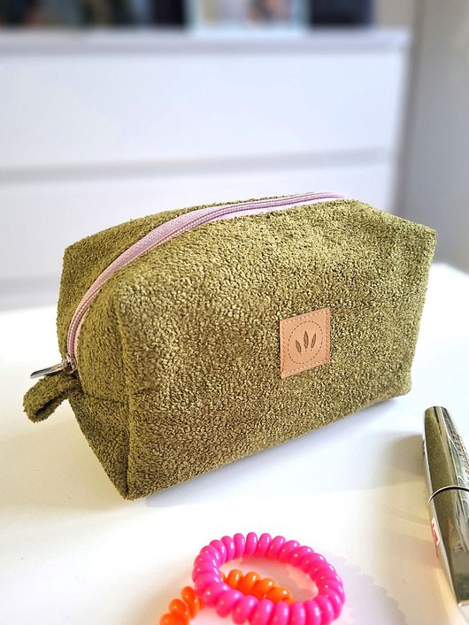 kosmetyczki Pistacjowa kosmetyczka frotte z różowym zamkiem