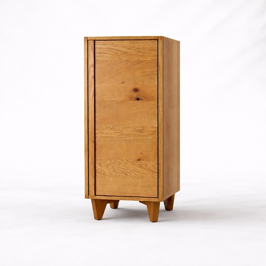 komody Smukła komoda z litego drewna - K1