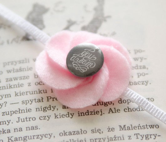 Opaska biała z kwiatuszkiem smalldesign