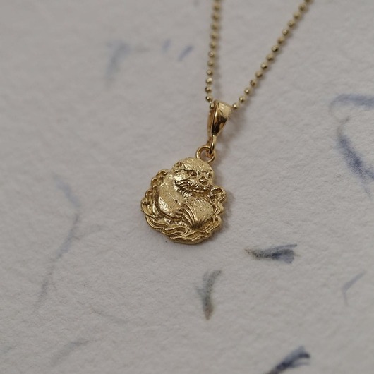 wisiory Mini wisiorek z wydrą ze złoconego srebra