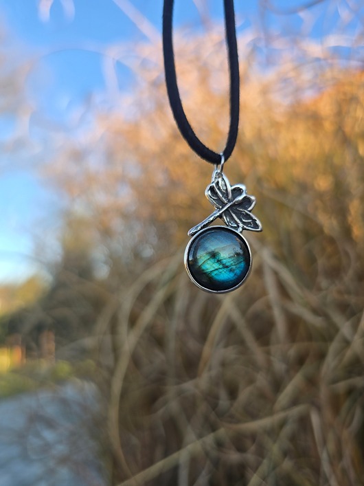 wisiory Naszyjnik z labradorytem i ważką