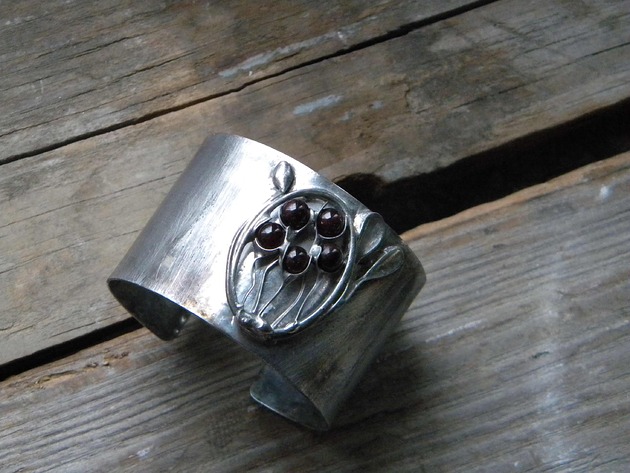 bransoletki wire wrapping Granaty z gałązką -  bransoleta mankiet CUFF