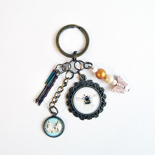 breloki Breloczek - Pszczoła, kwitnące kwiaty