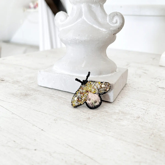 broszki Broszka BZYK 47 ręcznie haftowana przypinka owady koraliki dzień kobiet