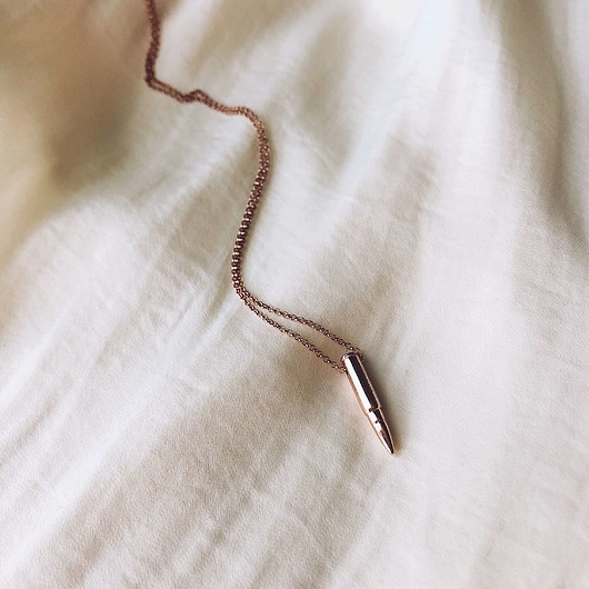 złote naszyjniki EYES ON TARGET - MINI BULLET NECKLACE(rose gold)