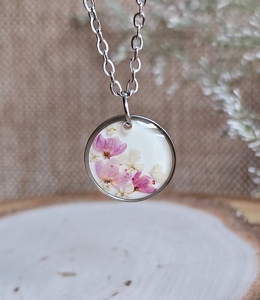 wisiory Łąka kwiatowa różowa zawieszka wisiorek kwiaty żywica