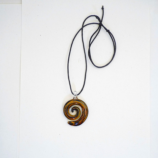 wisiory Spirala brązowy wisior muśnięty złotym słońcem