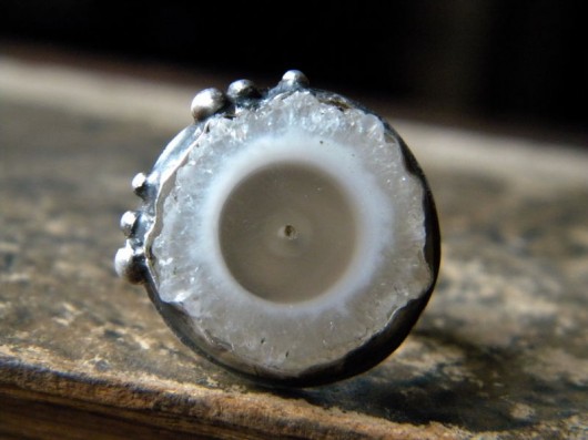 pierścionki - różne naturalny chalcedon w kryształowej koronce