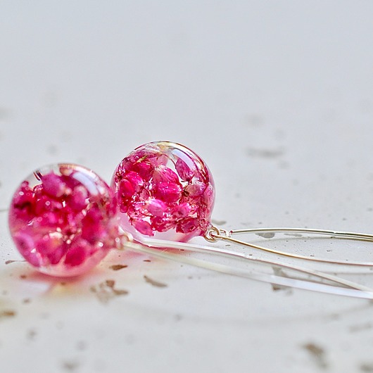 Urocze kolczyki srebrne z zatopionym w żywicy wrzoścem Grol Jewellery