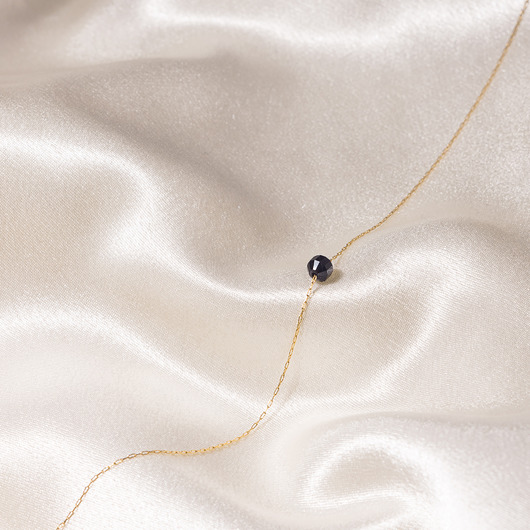 złote naszyjniki Naszyjnik delikatny łańcuszek z czarnym fasetowanym onyksem