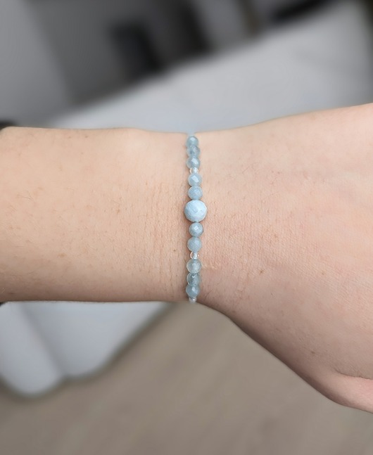 bransoletki z kamieni naturalnych Bransoletka na turkusowej nici z akwamarynami