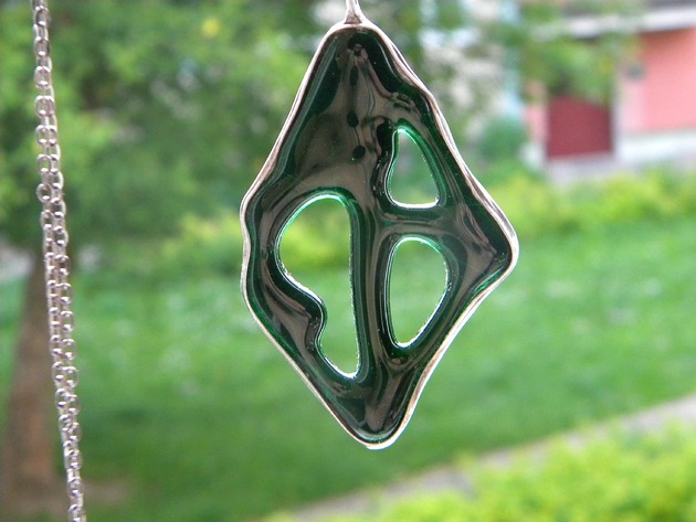 wisiory Monstera monkey mask - naszyjnik
