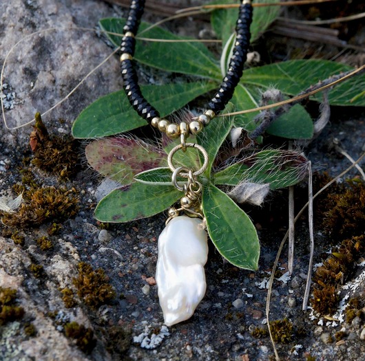 złote naszyjniki Naszyjnik szlachetny z piękną perłą