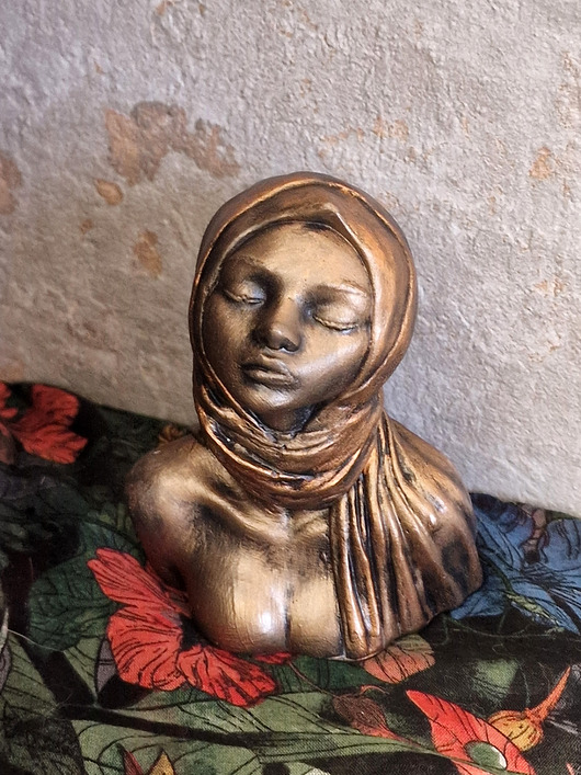 figurki i rzeźby Rzeźba Kobieta w chuście wys. 10 cm