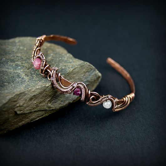bransoletki wire wrapping Miedziana bransoleta mankietowa z rubinem