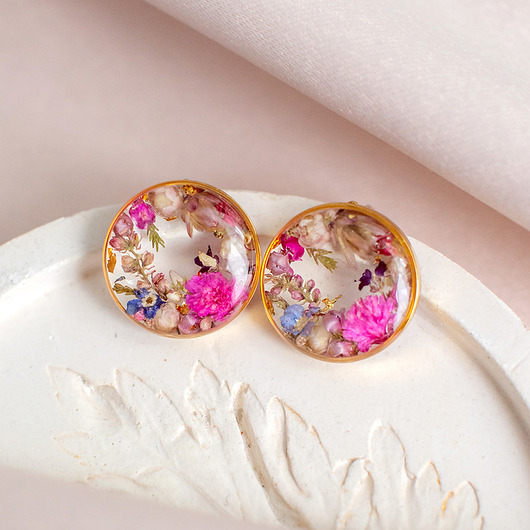 kolczyki z żywicy Kolczyki sztyfty z kompozycją kwiatową