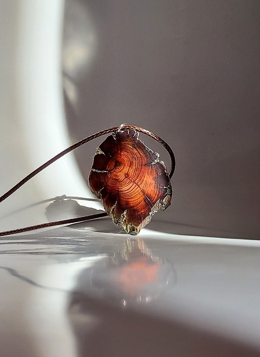 wisiory Wisiorek z drewna dębu uderzonego piorunem z pirytem