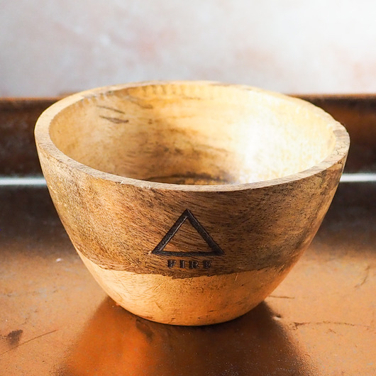 Podstawki pod kadzidełka Miseczka z symbolami 4 żywiołów- drewno mango, 14cm