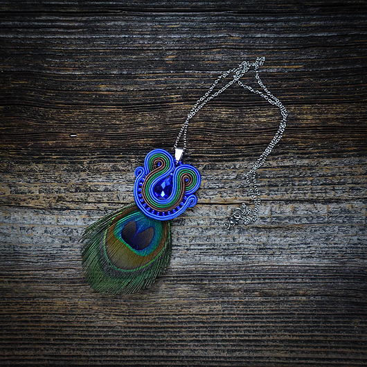 Peacock eye- wisior soutache z piórami Mró Soutache