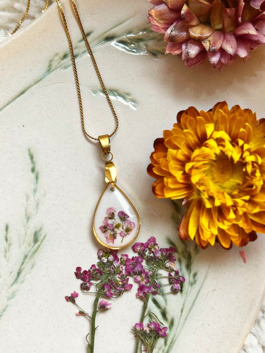 złote naszyjniki Piękny naszyjnik z kwiatami zamkniętymi w żywicy