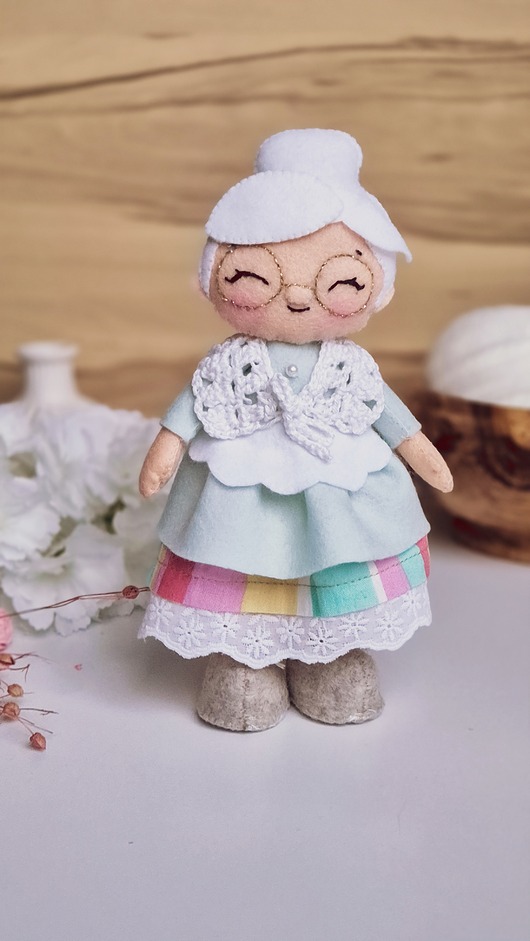 figurki i rzeźby Filcowa Babcia prezent na Dzień Babci