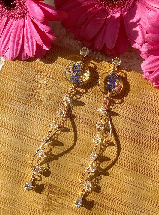 kolczyki z żywicy Eleganckie kolczyki z kwiatami w żywicy na prezent dla niej