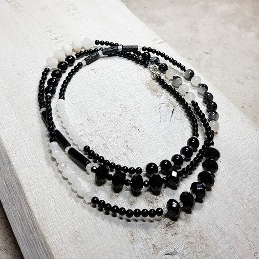 korale Czarno-biały długi sznur korali kors2