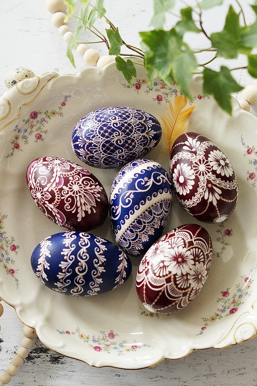 jajka wielkanocne Pisanki tradycyjne batikowe  - różne wzory