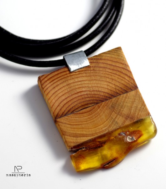 Wood&Amber Wisior Sosna Cyprys Maszyneria