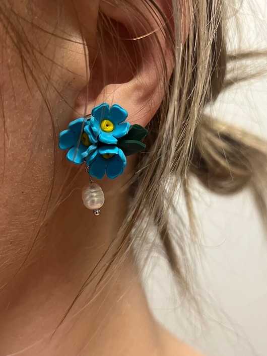 kolczyki z masy plastycznej Kolczyki Niezapominajki z perłami. Glina polimerowa. biżuteria kwiatowa