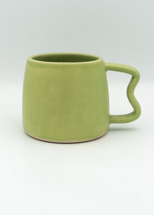 kubki Ceramiczny kubek z falistym uszkiem