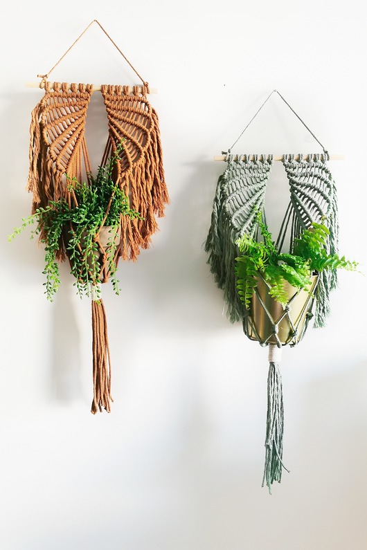 Kwietnik na patyku makrama Skrzydła. Karmel Hygge Macrame