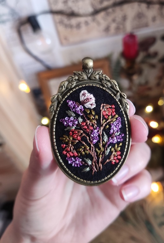 wisiory Haftowana zawieszka z kwiatami i motylem