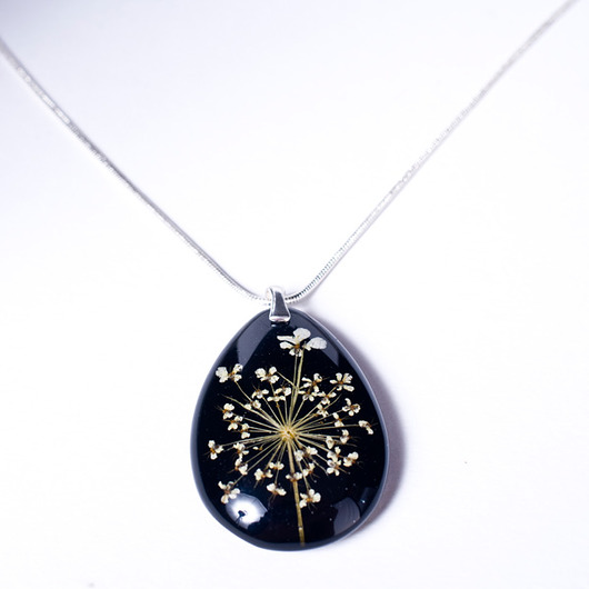 Naszyjnik z kwiatkiem w żywicy So Jewelry