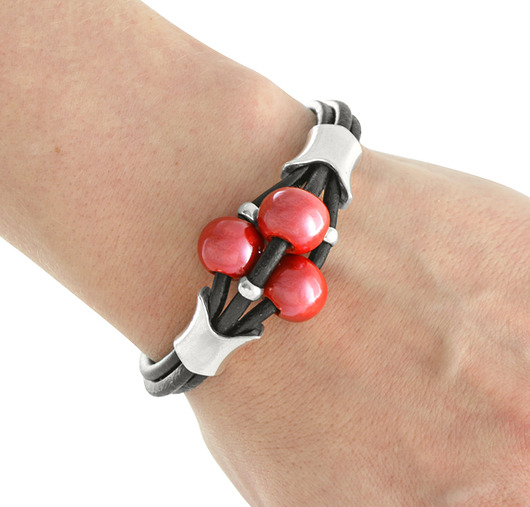 3 balls - black & red. M A N D A L A