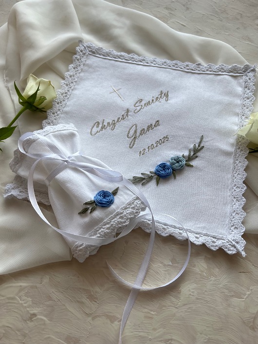 szatki, ubranie na chrzest Haftowana szatka z okazji Chrztu świętego