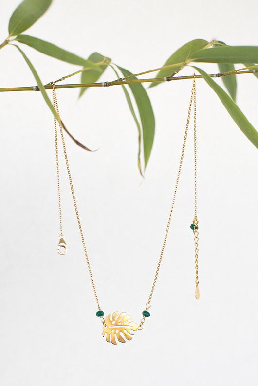 Naszyjnik z liściem monstery i szmaragdami La Femme Jewellery
