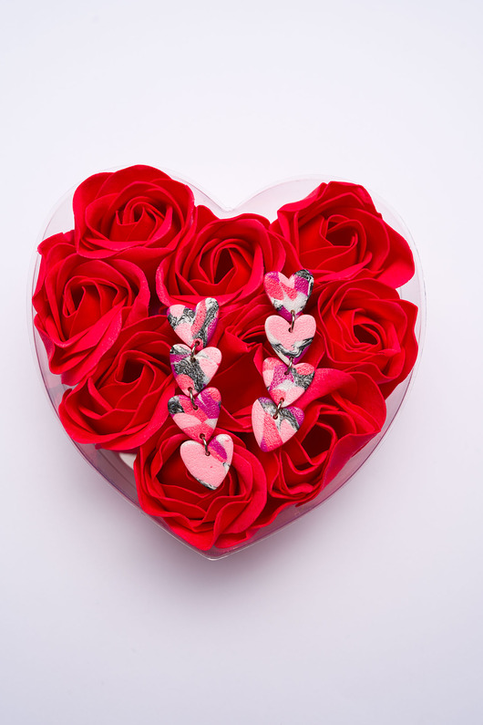 kolczyki z masy plastycznej Wiszące łańcuszki serca edycja walentynkowa