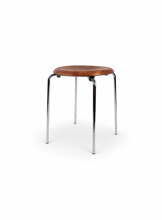 stołki Stołek Dot marki Fritz Hansen, zaprojektowany przez Arne Jacobsena.