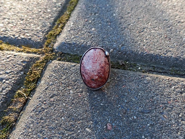 Jaspis - pierścionek regulowany po drugiej stronie lustra