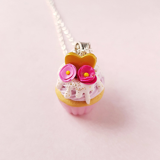 Różowa babeczka na łańcuszku modelina fimo Lemon Lovely