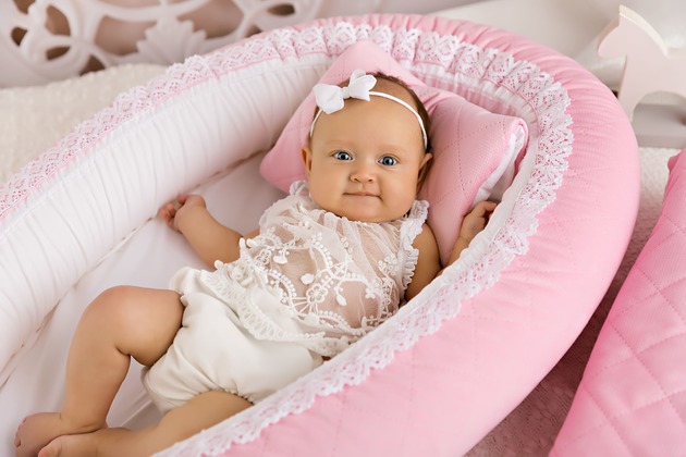 Kokon niemowlęcy różowy Velvet z koronką Royal Child